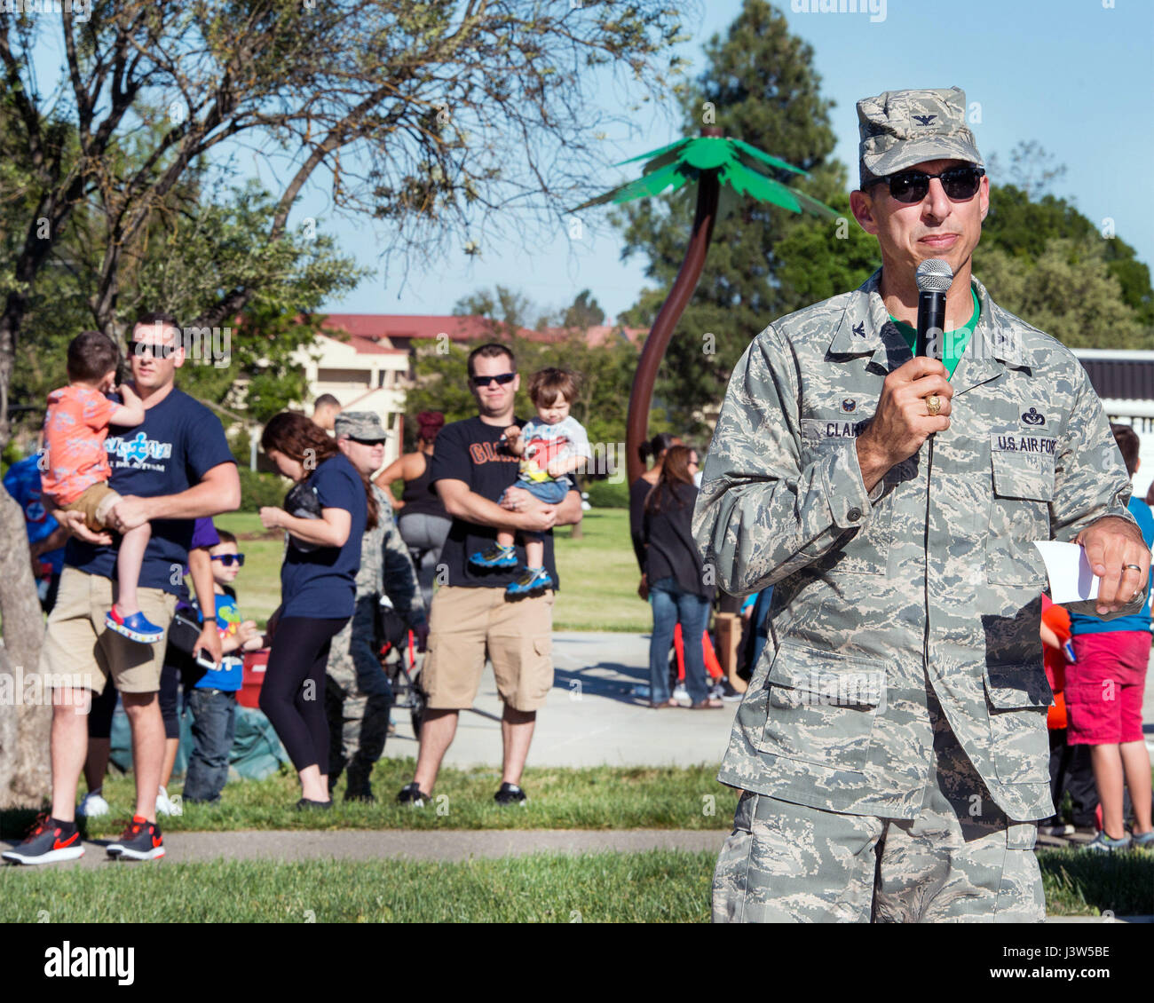 Il servizio e i membri della famiglia di partecipare nella consapevolezza di autismo a piedi a Travis Air Force Base in California, 28 aprile 2017. Oltre 300 persone hanno assistito a questo evento che è stato sponsorizzato da Travis case di famiglia e caratterizzato da una varietà di attività. (U.S. Air Force foto di Luigi Briscese) Foto Stock