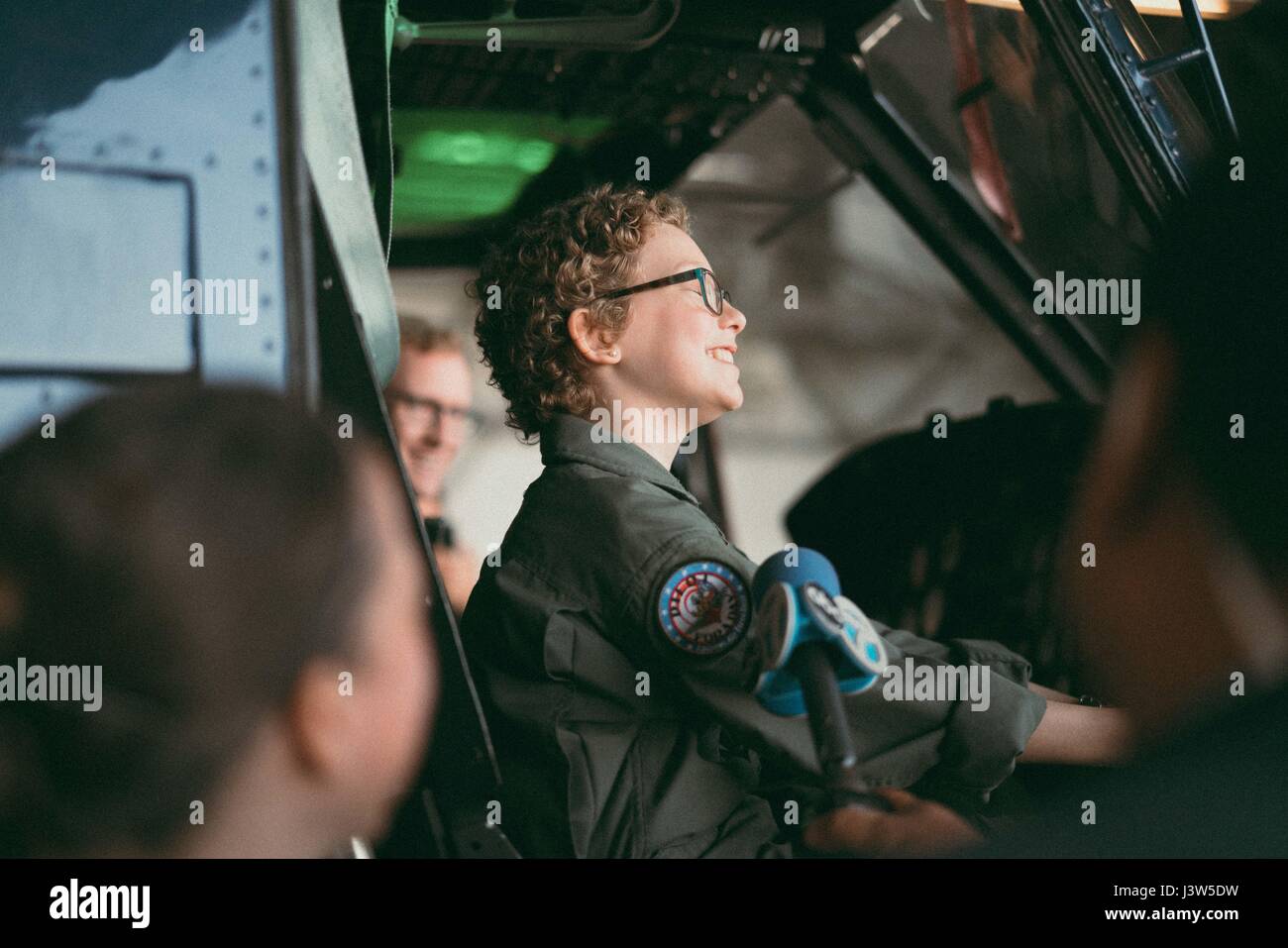 Un partecipante sperimenta il volo su un elicottero UH-1N Huey presso la Joint base Andrews come parte del programma Pilot for a Day, organizzato con un'organizzazione locale senza scopo di lucro per fornire un'esperienza di volo educativa e istruttiva. Foto Stock