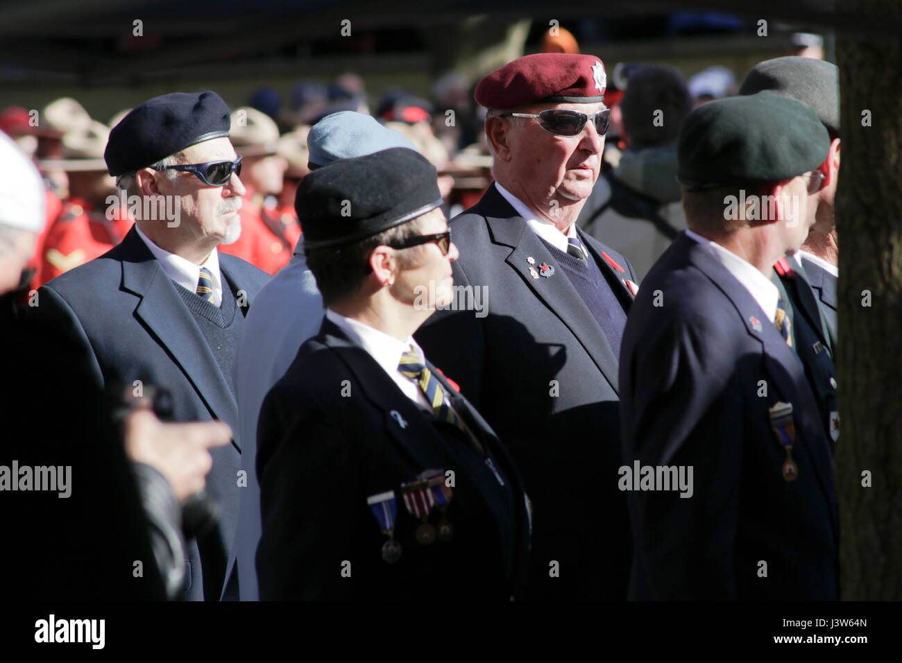 Veterani in Giorno del Ricordo cerimonie con la polizia montata in background, Victoria Park, 11 novembre 2016, London, Ontario, Canada Foto Stock