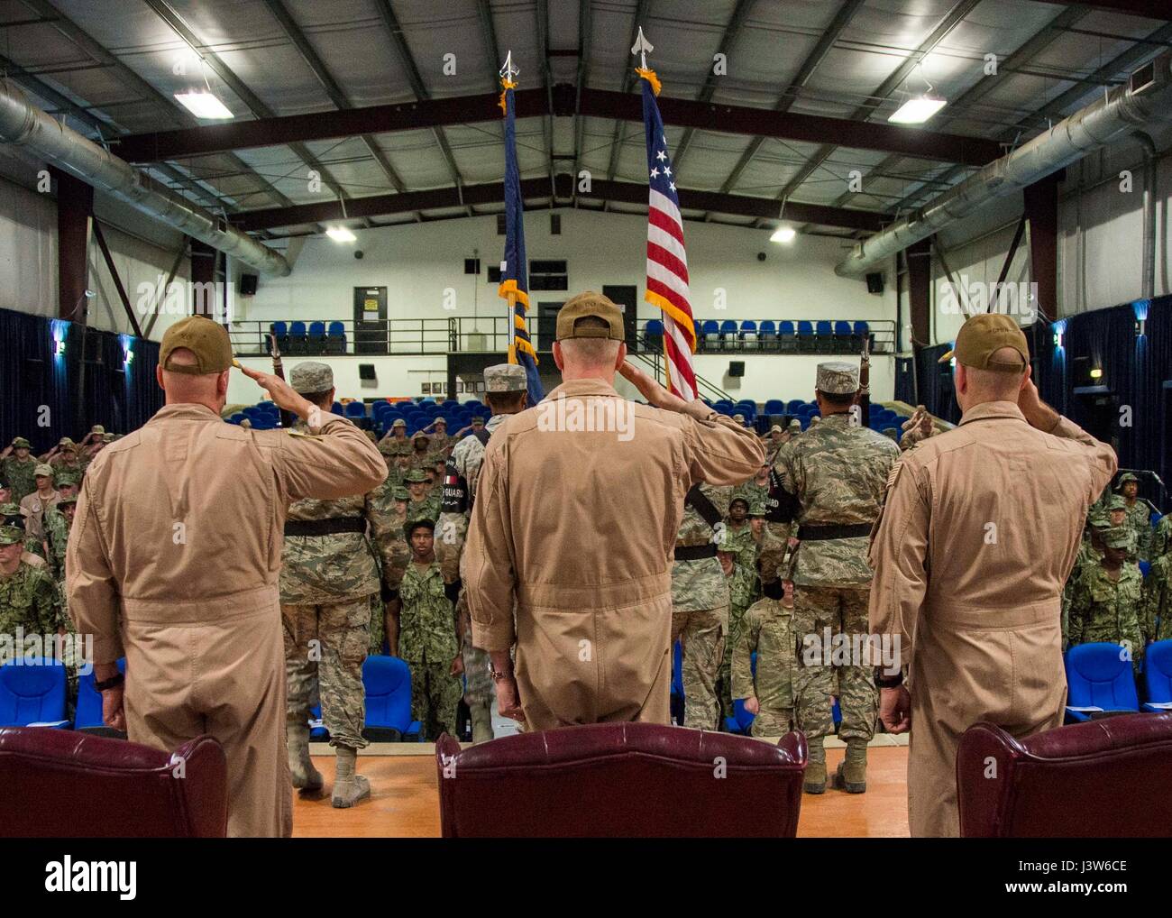 170429-N-EP641-057 doha, Qatar (29 aprile 2017) - Capt. Rob Patrick, la Cmdr. Derrick Eastman e Cmdr. Il Ciad Livingston salutiamo l'alfiere durante un cambiamento di cerimonia di comando per Patrol Squadron (VP) 46 detenuti nella coalizione composto Theatre a bordo Al Udeid Air Base. Eastman assume la posizione di 82comandante. VP-46 è attualmente implementata in 5th, sesto e settimo flotta aree di responsabilità a sostegno di funzionamento inerenti a risolvere e ridare speranza. (U.S. Foto di Marina di Massa lo specialista di comunicazione di terza classe Alex Cole/rilasciato) Foto Stock 170429-N-EP641-057 doha, Qatar (29 aprile 2017) - Capt. Rob Patrick, la Cmdr. Derrick Eastman e Cmdr. Il Ciad Livingston salutiamo l'alfiere durante un cambiamento di cerimonia di comando per Patrol Squadron (VP) 46 detenuti nella coalizione composto Theatre a bordo Al Udeid Air Base. Eastman assume la posizione di 82comandante. VP-46 è attualmente implementata in 5th, sesto e settimo flotta aree di responsabilità a sostegno di funzionamento inerenti a risolvere e ridare speranza. (U.S. Foto di Marina di Massa lo specialista di comunicazione di terza classe Alex Cole/rilasciato) Foto Stock