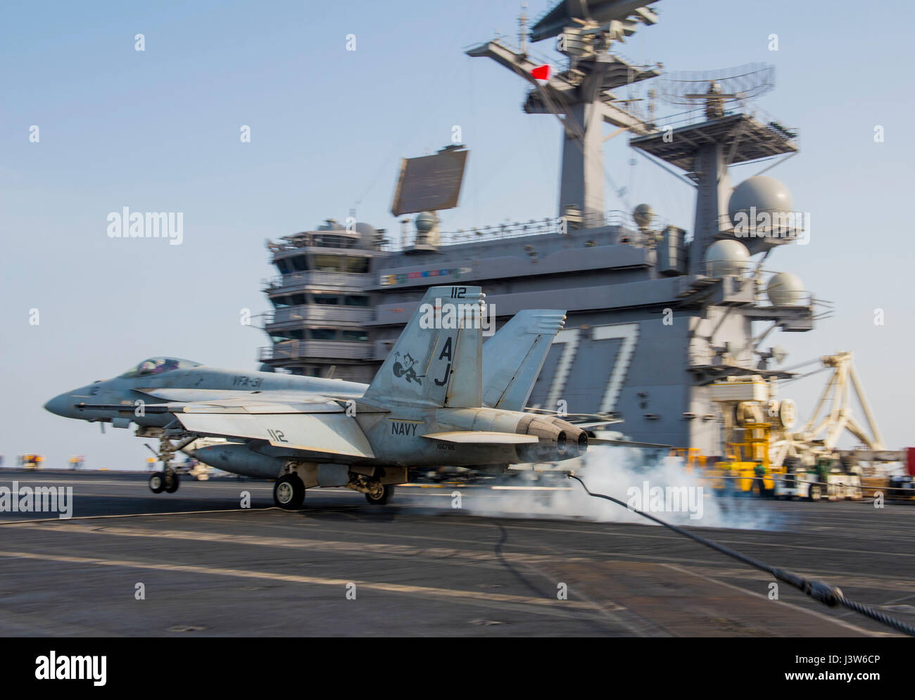 170429-N-FE442-128 GOLFO ARABICO (29 aprile 2017) Un F/A-18E Super Hornet attaccato al 'Tomcatters' di Strike Fighter Squadron (VFA) 31 terre a bordo della portaerei USS George H.W. Bussola (CVN 77) (GHWB). GHWB è distribuito negli Stati Uniti Quinta Flotta area di operazioni a sostegno della sicurezza marittima operazioni destinate a rassicurare gli alleati e partner e preservare la libertà di navigazione e il libero flusso di commercio nella regione. (U.S. Foto di Marina di Massa lo specialista di comunicazione di terza classe Matlage Matt/rilasciato) Foto Stock