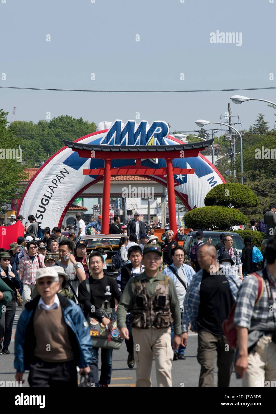 170429-N-JD834-017 NAVAL AIR FACILITY Atsugi, Giappone (29 aprile 2017) i visitatori passano attraverso l'ingresso alla Naval Air Facility (NAF) Atsugi annuali di primavera Fest evento. La base aperta festival attira l attenzione in eccesso di 65.000 visitatori ogni anno. Atsugi NAF ha ospitato base aperta comunità amicizia eventi per quasi trenta anni come un mezzo per costruire legami più stretti e comprensione per le comunità intorno alla base e di tutto il Giappone. (U.S. Foto di Marina di Massa lo specialista di comunicazione 2a classe Michael Doan/rilasciato) Foto Stock