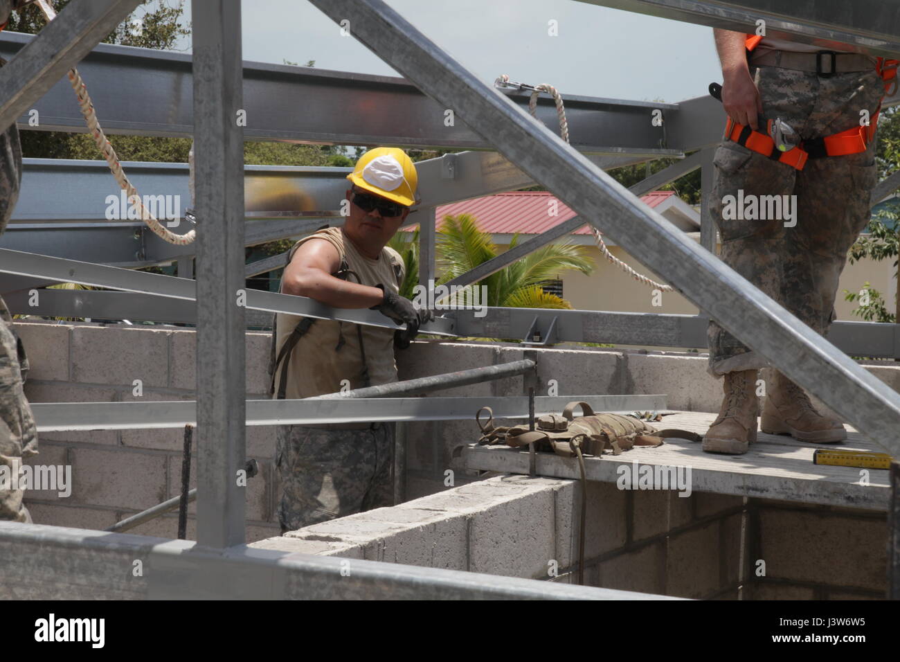 Un U.S. Soldato, con l'Ingegnere 372 Company, posizioni un fascio del tetto al Ladyville Belize Clinica Medica sito in costruzione, durante oltre l'orizzonte 2017, il 1 maggio 2017. Al di là dell'orizzonte è un U.S. Comando sud-sponsorizzato, esercito sud-led esercizio progettata per fornire aiuti umanitari e i servizi di ingegneria per le comunità nel bisogno, dimostrando il supporto degli Stati Uniti per il Belize. (U.S. Esercito foto di Spc. Gary Silverman) Foto Stock