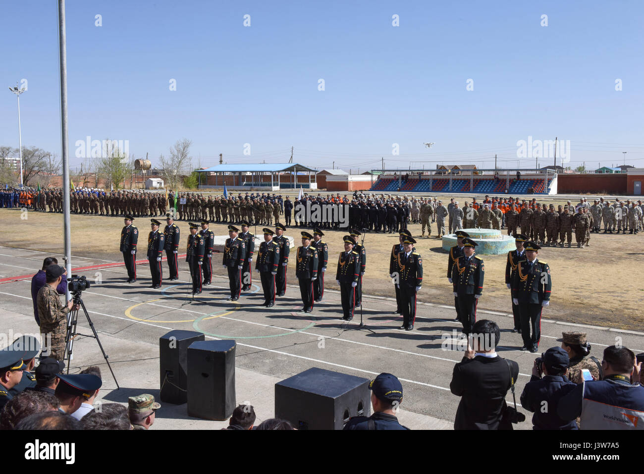 Membri del militare mongola canto e danza Ensemble eseguire durante la cerimonia di apertura di esercizio Gobi Wolf 2017 tenutasi a Dalanzadgad, Mongolia, 1 maggio 2017. GW 17 è ospitato dalla Mongolia National Emergency Management Agency e Mongolo Forze Armate come parte dell'esercito degli Stati Uniti del Pacifico la fornitura di assistenza umanitaria e di soccorso in caso di catastrofe "Pacific resilienza serie". (U.S. Air Force foto di magg. John Romspert) Foto Stock