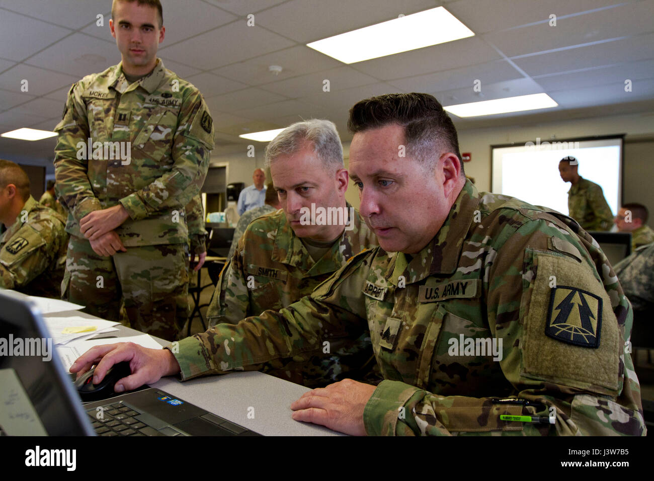 Sgt. Charles Apperti, U.S. La riserva di esercito di information technology specialist assegnato alla riserva di esercito Cyber Operations Group, Western Cyber Protection Center al di fuori del Camp parchi, ca., mostra Col. Michael D. Smith, comandante per la riserva di esercito Cyber Operations Group fuori di Adelphi, Md., il suo lavoro durante il Cyber scudo 17 a Camp Williams, Utah, 2 maggio 2017. Cyber Shield è una guardia nazionale esercizio, in cooperazione con gli Stati Uniti La riserva di esercito, che fornisce dei soldati, avieri e civili provenienti da oltre 44 Stati e territori l'opportunità di mettere alla prova le loro abilità in risposta a cyber-incidenti in un multi- Foto Stock