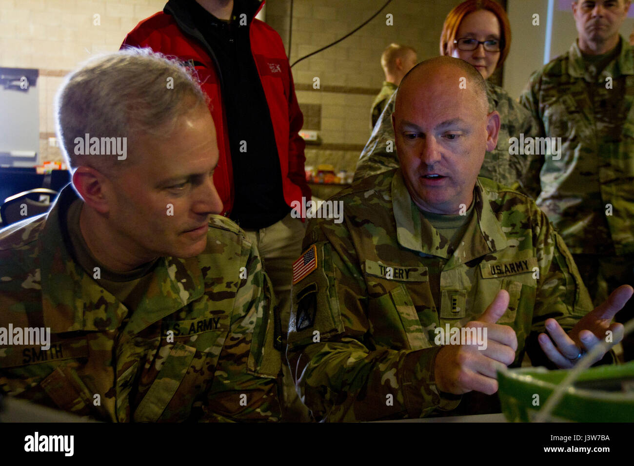 Chief Warrant Officer 3 Richard Tillery, U.S. La riserva di esercito forense senior officer assegnati alla riserva di esercito Cyber Operations Group (ARCOG), Western Cyber Protection Center al di fuori del Camp parchi, ca., spiega la sua missione di Col. Michael D. Smith, comandante per la ARCOG fuori di Adelphi, Md., durante la Cyber scudo 17 a Camp Williams, Utah, 2 maggio 2017. Cyber Shield è una guardia nazionale esercizio, in cooperazione con gli Stati Uniti La riserva di esercito, che fornisce dei soldati, avieri e civili provenienti da oltre 44 Stati e territori l'opportunità di mettere alla prova le loro abilità in risposta a cyber-incidenti in un multi-ser Foto Stock