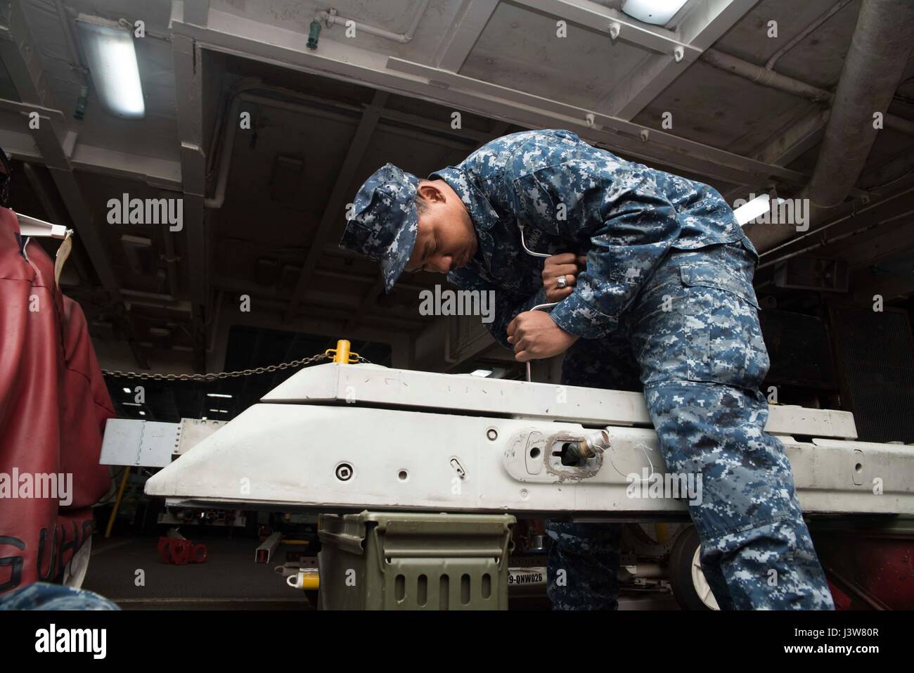 170503-N-KJ380-002 Norfolk, Virginia (3 maggio 2017) Aviation Ordnanceman Airman Carmelo Collins, da Brooklyn, esegue le operazioni di manutenzione su un LAU-115 lanciamissili nella baia di hangar della portaerei USS Dwight D. Eisenhower CVN (69) (IKE). Ike è attualmente pier lato durante la fase di supporto della flotta ottimizzato il piano di risposta (OFRP). (U.S. Foto di Marina con marinaio Neo B. Greene III) Foto Stock