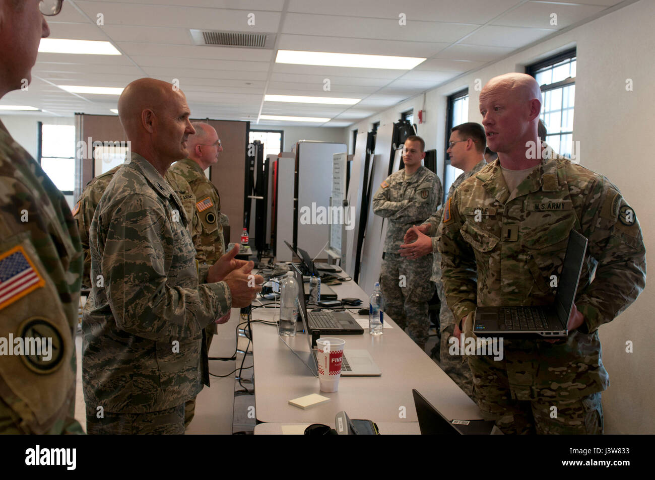 Col. Noleggio di Douglas, Comandante del 195° Gruppo Operations, con la California Air National Guard per colloqui con una guardia Utah Stati a Cyber scudo 17, Camp Williams, Utah, 3 maggio 2017. Cyber Shield è una guardia nazionale esercizio inteso a valutare i soldati, aviatori e personale civile su dei piani di risposta ai cyber incidenti verificatisi dal 24 aprile al 5 maggio 2017 presso il Camp Williams, Utah. (Wisconsin esercito nazionale Guard foto di: Staff Sgt. Matteo Ard) Foto Stock