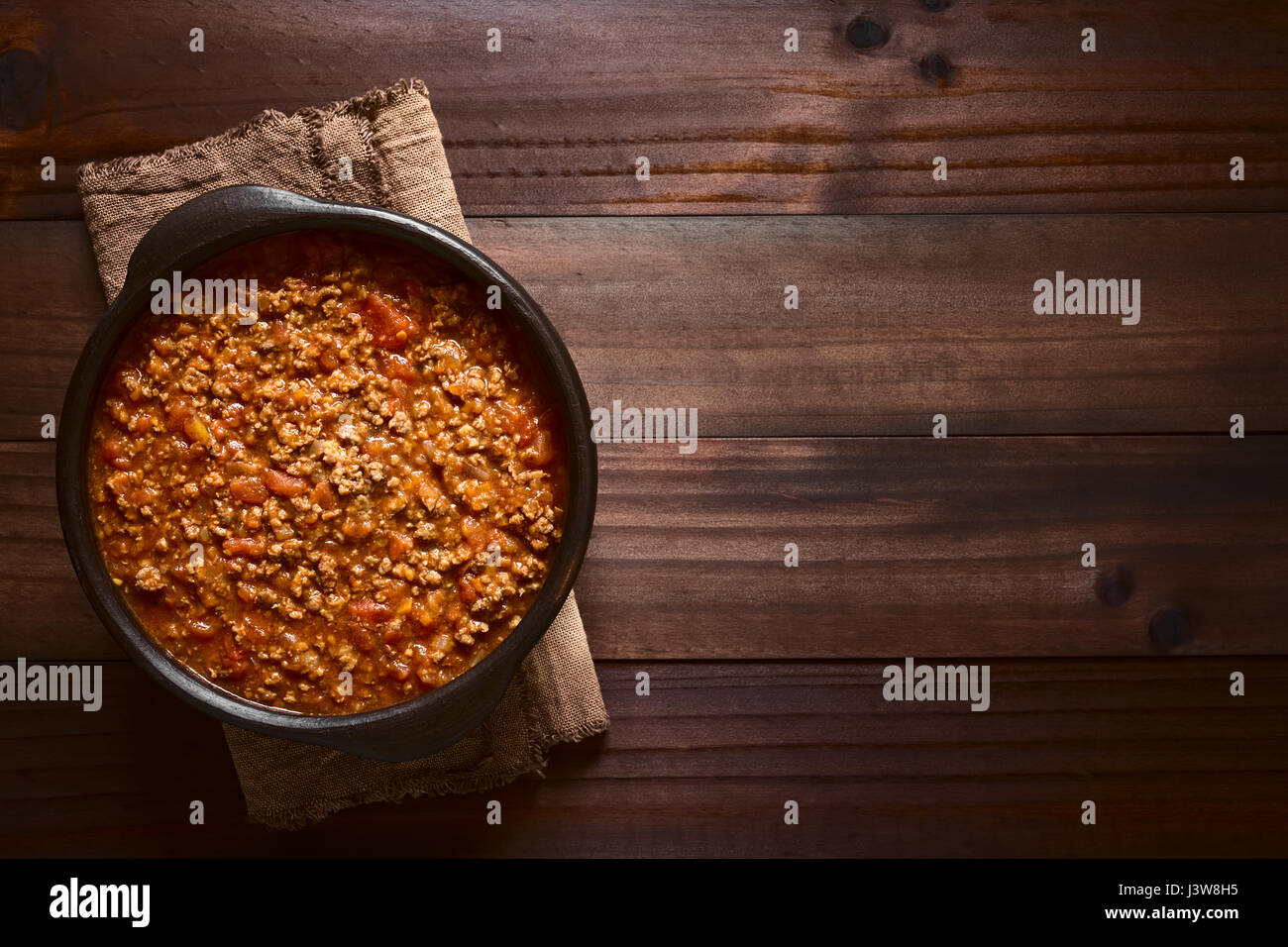In casa bolognese salsa di pomodori freschi, cipolla, carota, aglio e macinato e servito in tazza rustico Foto Stock