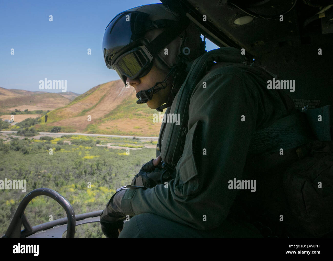 Stati Uniti Marine Corps Sgt. Collin legno, UH-1Y Venom capo equipaggio con Marine Attacco leggero elicottero Squadron (HMLA) 369, Marine Aircraft Group (MAG) 16, 3d Marine Ala di aeromobili (PMA), le ricerche per la simulazione di una wild fire durante un esercizio al Marine Corps base Camp Pendleton, San Diego, California, 4 maggio 2017. La dimostrazione è stata condotta per simulare la risposta immediata azione di trapani e procedure in caso di emergenza incendio. (U.S. Marine Corps photo by Lance Cpl. Ariana Acosta/rilasciato) Foto Stock