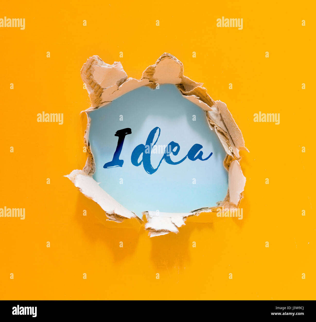 Foro nella carta con parola idea Foto Stock