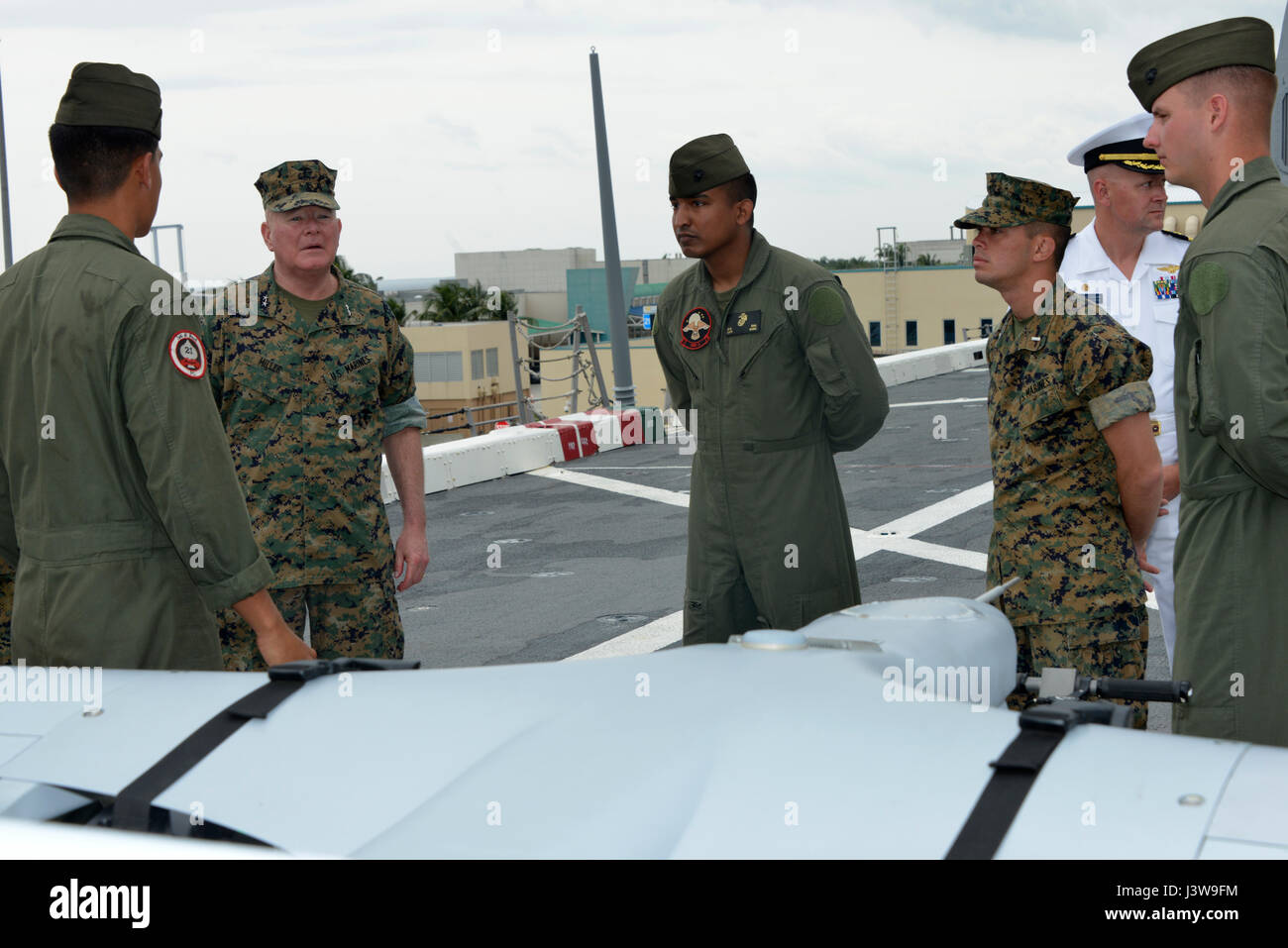 FORT LAUDERDALE, FLORIDA -- Il Mag. Gen. Walter L. Miller Jr. parla con Marines fornendo una visualizzazione statica di un RQ-21 Blackjack a bordo della USS New York durante la settimana della flotta Port Everglades Maggio 5, 2017. II Marine forza expeditionary leadership, Miller, Sgt. Il Mag. Richard D. la trebbiatrice e il comando Master Chief Russell W. Folley, hanno visitato la USS New York a causa di un gruppo di loro Marines e marinai sono a bordo di essa che partecipano nella settimana della flotta. Durante il suo tour Miller assicurato ha parlato per ogni Marine è venuto attraverso. Miller è il comandante generale della II MEF; apparato trebbiante è il sergente maggiore di II MEF; e Fol Foto Stock