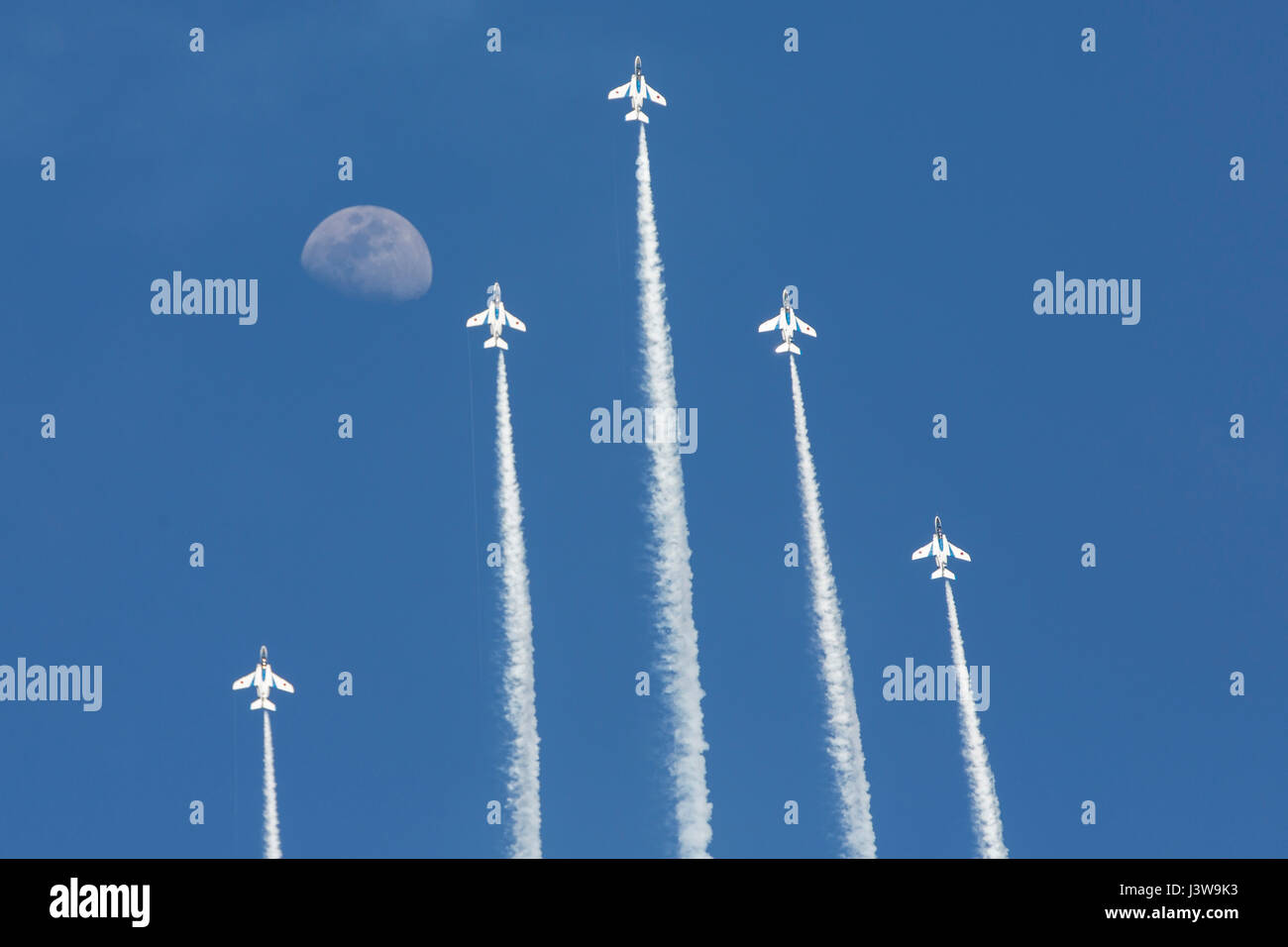 Il Giappone Aria forza di autodifesa del blu impulso antenna esegue dimostrazioni durante la quarantunesima edizione del Giappone marittimo Forza di Autodifesa - Marine Corps Air Station Iwakuni amicizia giorno a MCAS Iwakuni, Giappone, 5 maggio 2017. Dal 1973, MCAS Iwakuni ha effettuato un singolo-day air show e open house progettata specificamente per favorire relazioni positive tra la stazione di aria e i nostri ospiti giapponesi, e l'evento tradizionalmente trae più di 200.000 visitatori e partecipanti. Questo anno è la XLI Giornata di amicizia, offrendo un culturalmente arricchendo l'esperienza che visualizza il sostegno reciproco che negli Stati Uniti Foto Stock