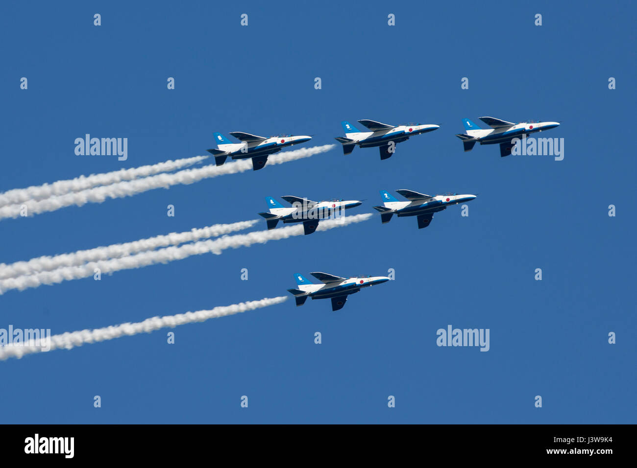 Il Giappone Aria forza di autodifesa del blu impulso antenna esegue dimostrazioni durante la quarantunesima edizione del Giappone marittimo Forza di Autodifesa - Marine Corps Air Station Iwakuni amicizia giorno a MCAS Iwakuni, Giappone, 5 maggio 2017. Dal 1973, MCAS Iwakuni ha effettuato un singolo-day air show e open house progettata specificamente per favorire relazioni positive tra la stazione di aria e i nostri ospiti giapponesi, e l'evento tradizionalmente trae più di 200.000 visitatori e partecipanti. Questo anno è la XLI Giornata di amicizia, offrendo un culturalmente arricchendo l'esperienza che visualizza il sostegno reciproco che negli Stati Uniti Foto Stock