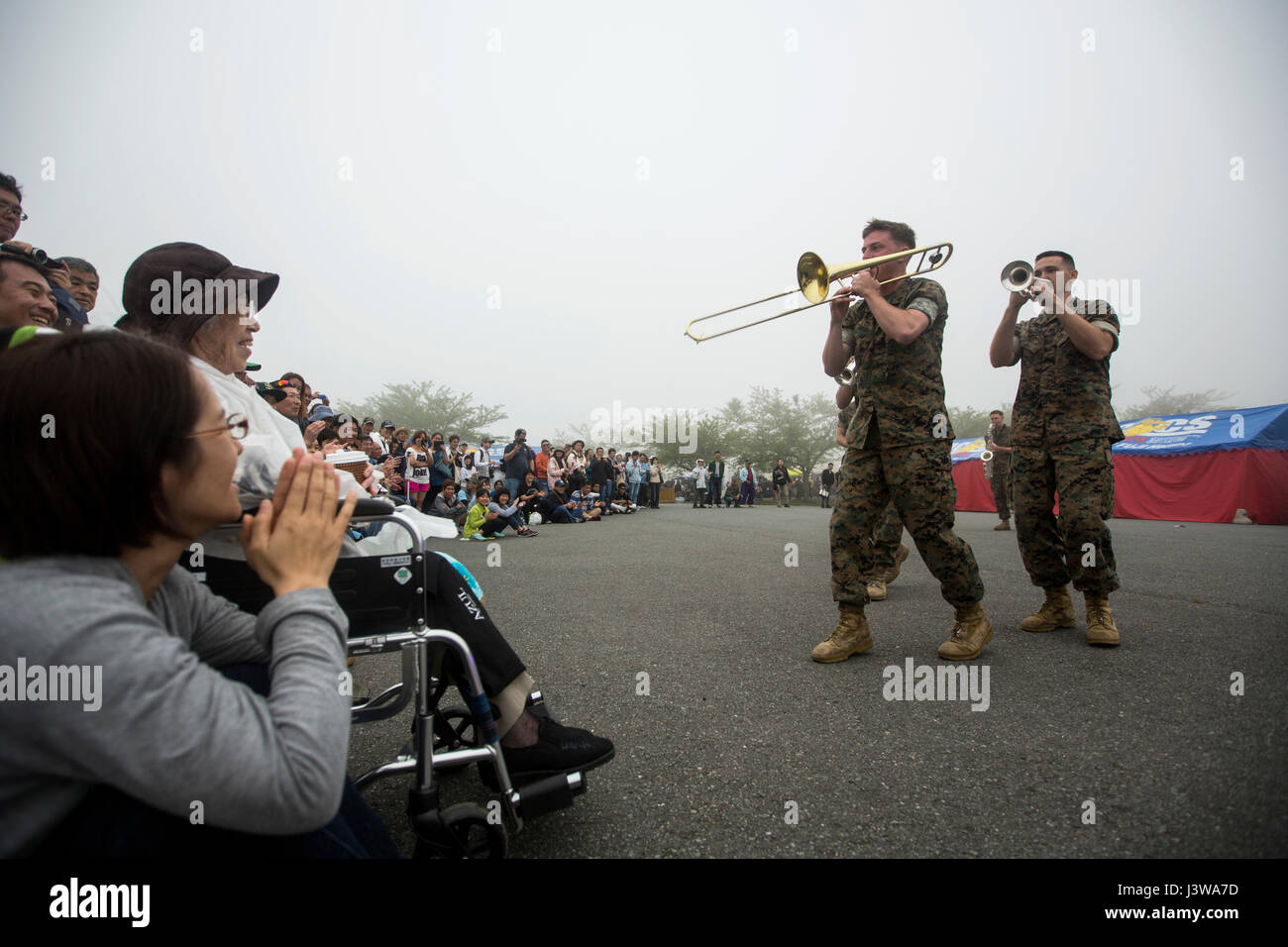 Bracci COMBINATO TRAINING CENTER CAMP FUJI, Shizuoka, Giappone - Marines con la III Marine Expeditionary Force Band serenade un ospite giapponese durante il Fuji Festival di amicizia a bordo di bracci combinato Training Center Camp Fuji, Shizuoka, Giappone, 6 maggio. Il festival è stato ospitato dalla Marine funzionari e la Fuji Associazione di amicizia e rafforzato il rapporto tra Stati uniti i membri del servizio e Giapponese residenti. La III banda MEF seguite le prestazioni della Marina 7 Banda della flotta e di vari artisti giapponesi che hanno fornito i divertimenti per le migliaia di persone che hanno versato attraverso i cancelli. (U.S Foto Stock
