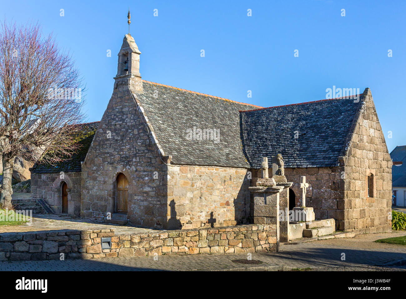 In pietra del XVII secolo Chapelle Sainte-Anne a Trégastel, Bretagna Francia Foto Stock