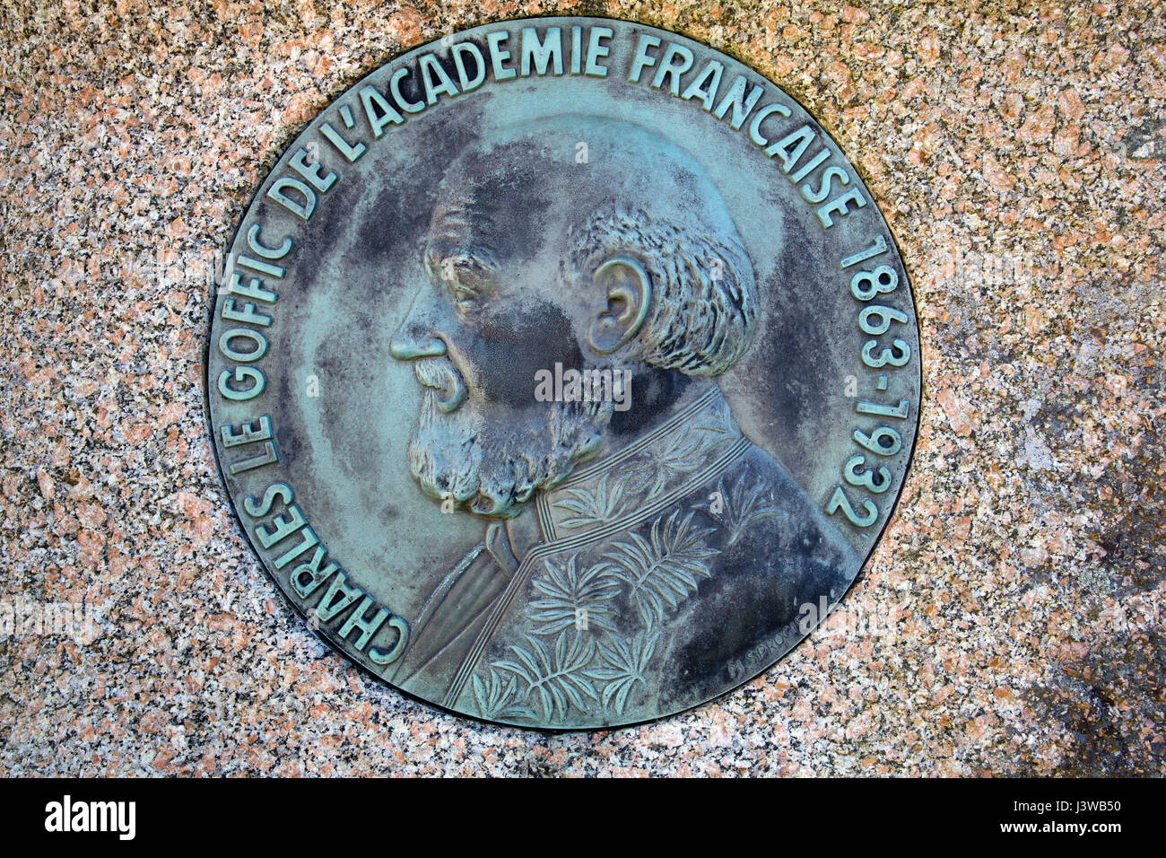 La placca per onorare il poeta francese, romanziere e storico Charles Le Goffic a Trégastel, Brittany, Francia - lui era un membro della Académie Française Foto Stock