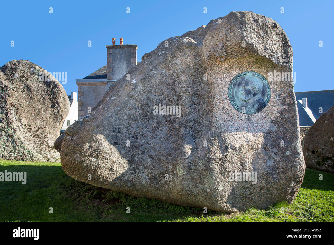 Enorme masso con una targa di bronzo in onore di poeta francese, romanziere e storico Charles Le Goffic a Trégastel, Brittany, Francia - lui era un membro del Foto Stock
