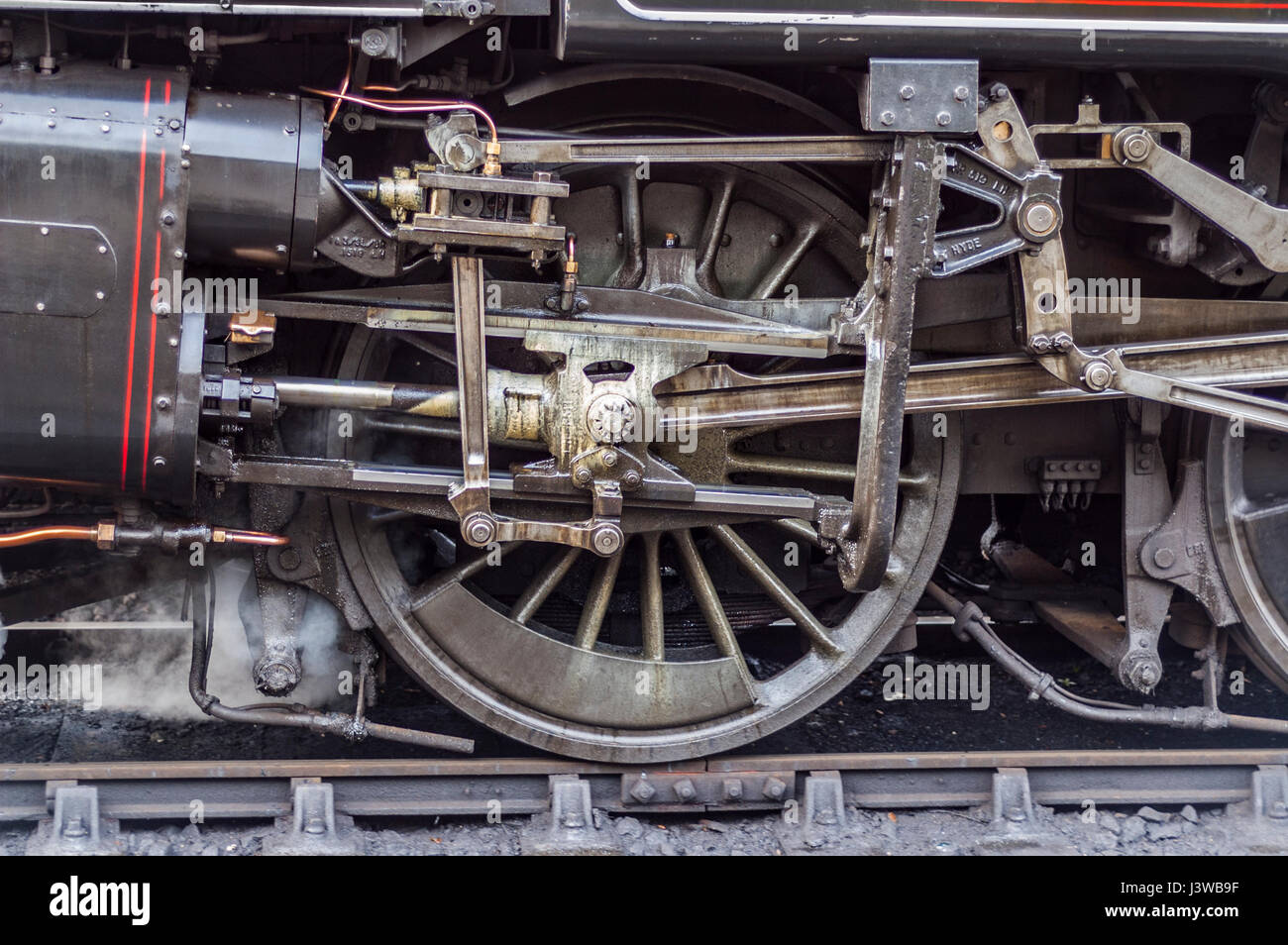 Primo piano della ruota su una vecchia locomotiva a vapore. Foto Stock