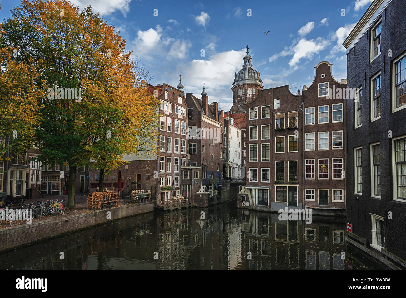 La canal case lungo la giunzione dei canali Oudezijds Voorburgwal e Oudezijds Achterburgwal nel vecchio centro di Amsterdam Foto Stock