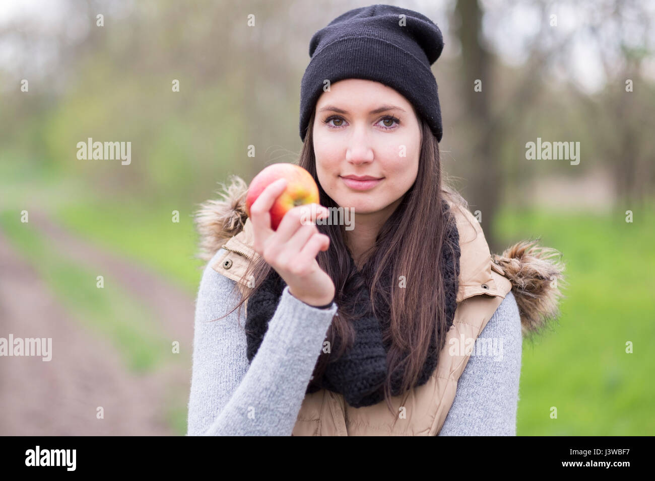 Escursionista donna nella foresta Foto Stock