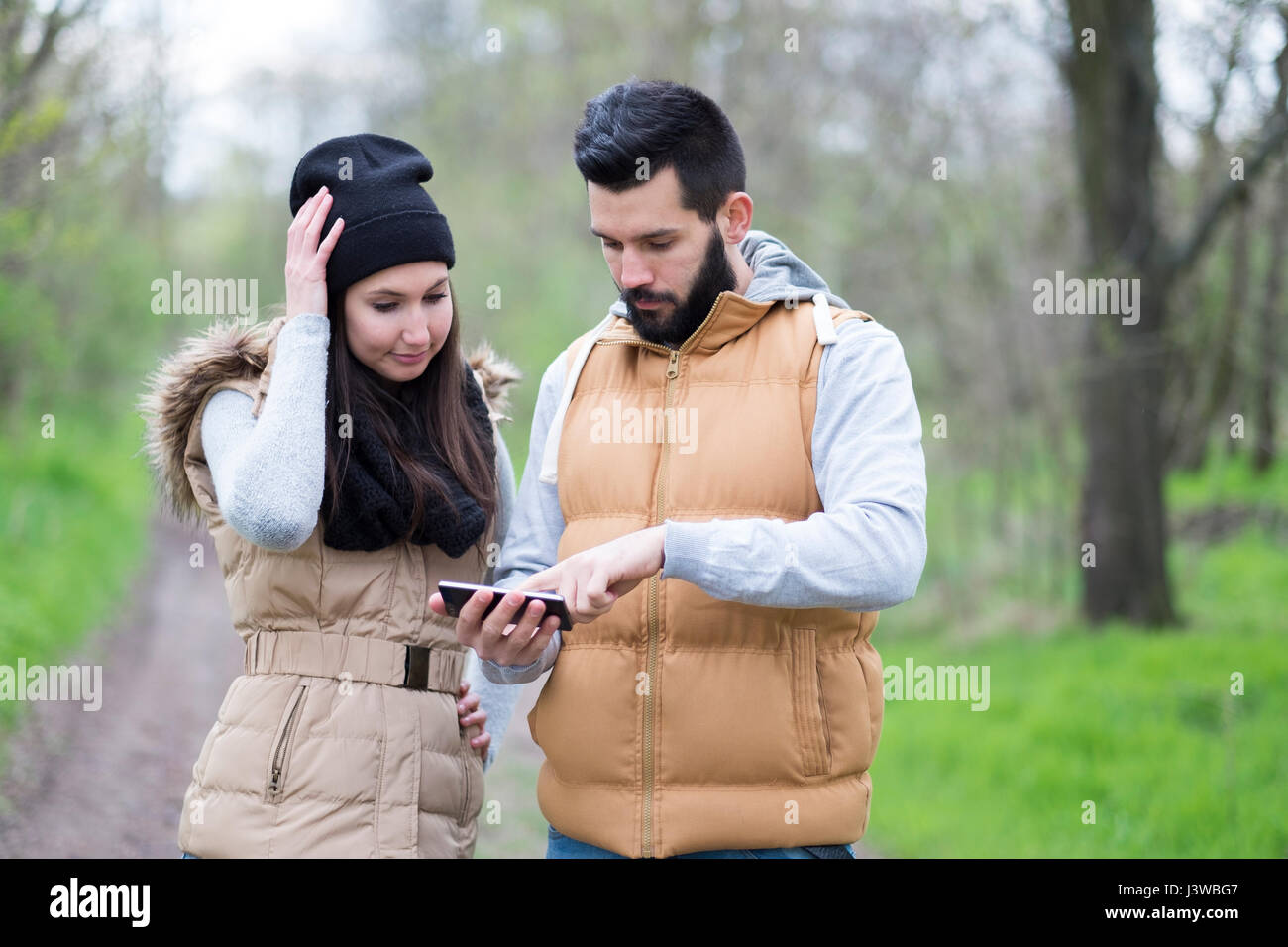 Escursionista giovane nella natura sono andati perduti e utilizzare la navigazione GPS Foto Stock