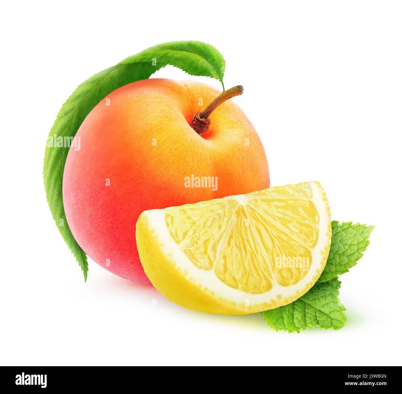 Frutta isolato. Tutta la frutta pesche e fetta di limone isolato su sfondo bianco con tracciato di ritaglio Foto Stock