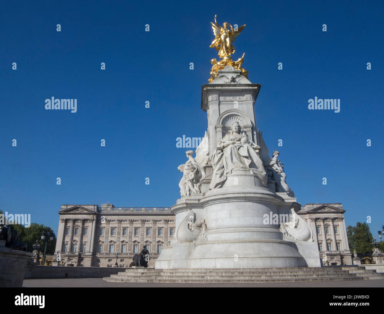 Statua in bronzo all'angolo della regina Victoria's Memorial Foto Stock