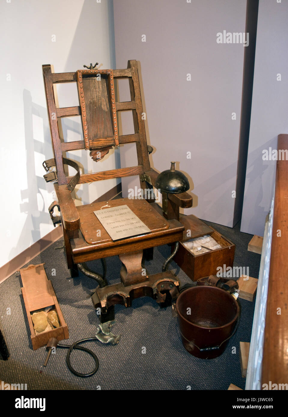 Sedia elettrica dal New Jersey prigione, chiamato 'Old smokey" e utilizzati per eseguire Bruno Hauptmann nel 1936, in NJ Polizia di Stato museo, Trenton, NJ. Foto Stock