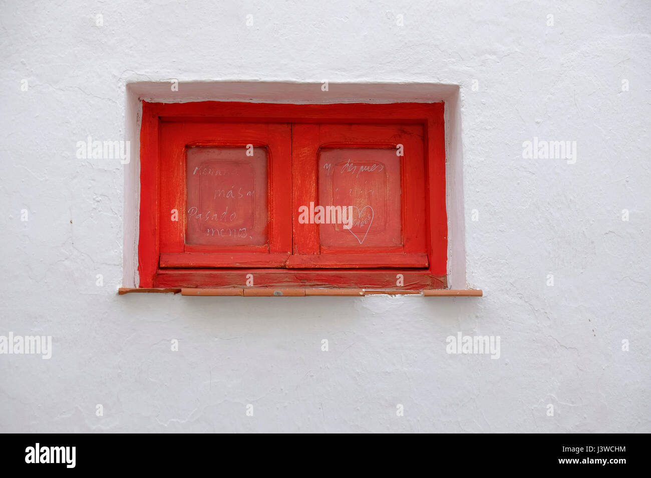 La finestra rossa. Casares, Malaga, Spagna. Foto Stock