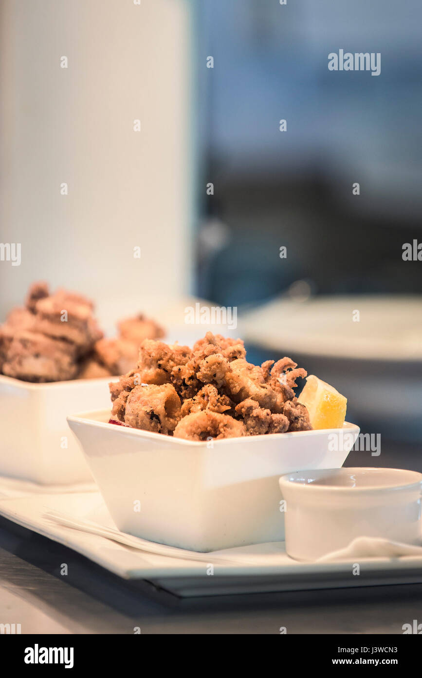 Gli alimenti preparati da uno chef di cucina i pasti la preparazione del cibo Ristorante industria alimentare cotta Foto Stock