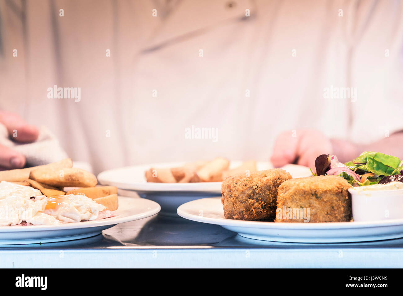 I pasti preparati da un cuoco Ristorante preparazione alimentare industria alimentare piatti Foto Stock