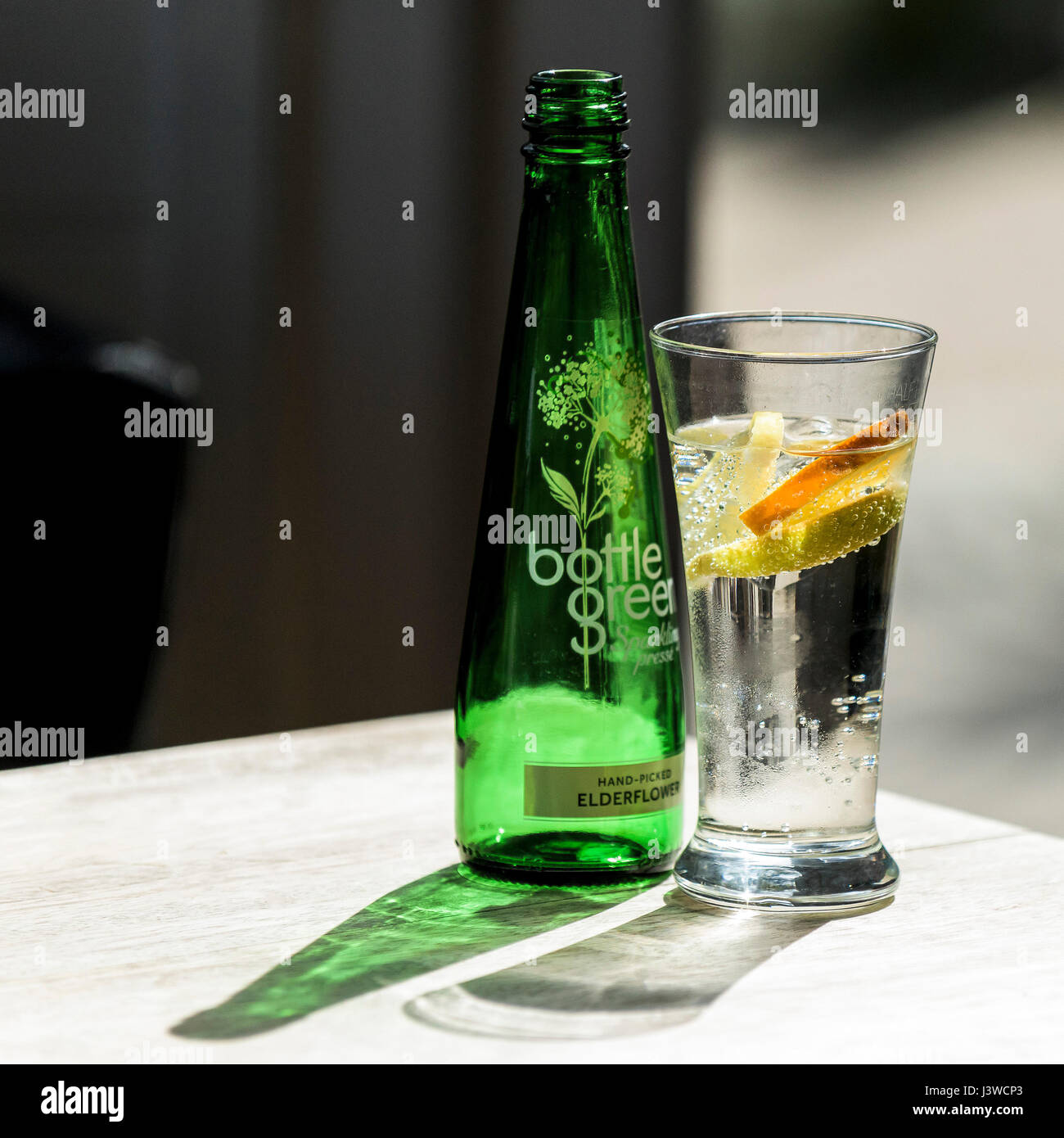 Verde bottiglia di acqua frizzante lâ Elderflower Brands Logo bevanda rinfrescante bicchiere bevanda estiva ristoro Foto Stock