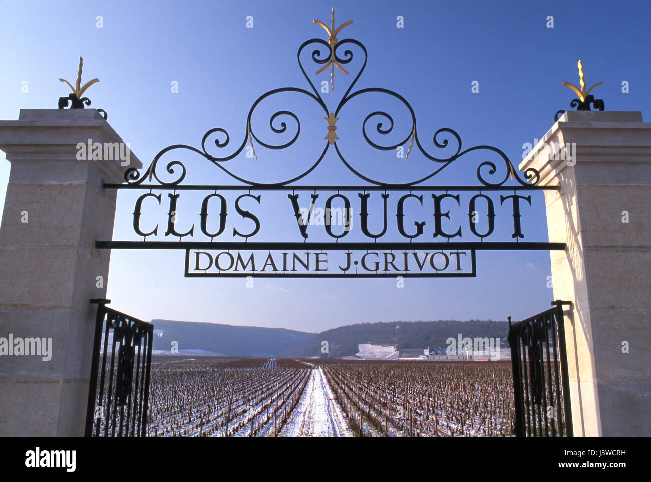 Clos de Vougeot imponente cancello aperto ingresso al vigneto Grand Cru Clos Vougeot, in inverno sotto la neve leggera, Vougeot, Côte d'Or, Francia. Foto Stock