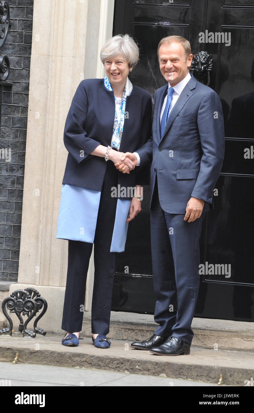 La Gran Bretagna è il primo ministro Theresa Maggio incontra Donald Tusk, Presidente del Consiglio europeo a Downing Street con: Theresa Maggio, Donald Tusk dove: Londra, Regno Unito quando: 06 Apr 2017 Foto Stock