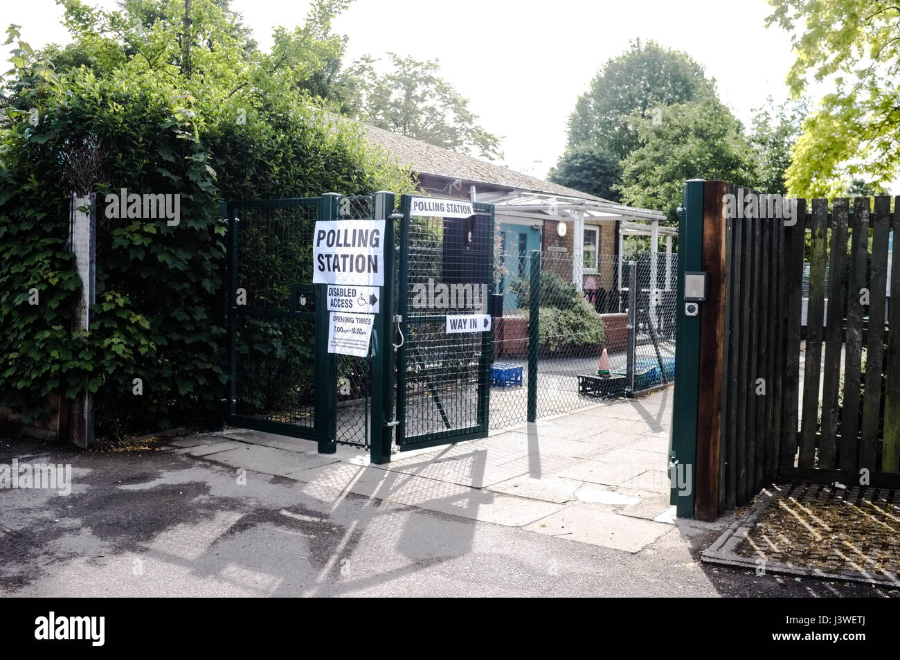 Stazione di polling segni al di fuori la scuola primaria nella zona est di Londra. Foto Stock