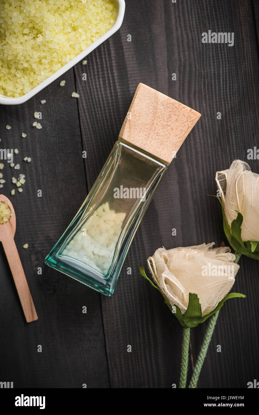 Spa decorazione. Bottiglia di olio essenziale e fiori di orchidea. Foto Stock