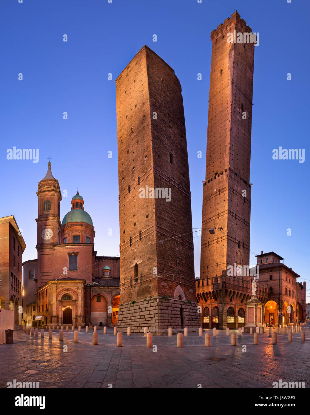 Due Torri e la Chiesa di San Bartolomeo di mattina, Bologna, Emilia  Romagna, Italia Foto stock - Alamy