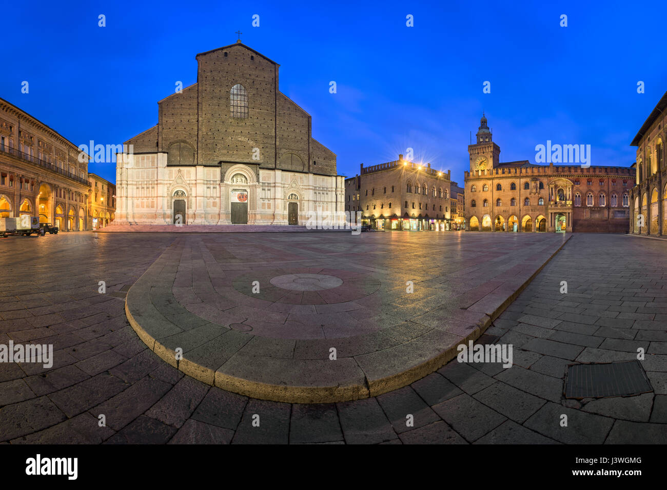 BOLOGNA, Italia - 10 gennaio 2017: la Basilica di San Petronio a Bologna, Italia. Con il suo volume di 258,000 m3, è la più grande chiesa costruita in mattoni di Foto Stock