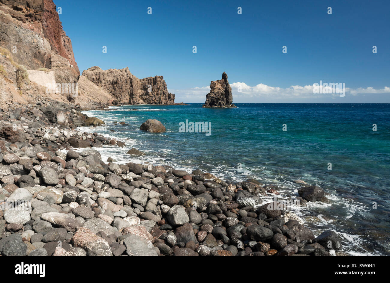 Spiaggia rocciosa nella baia di Las Playas che guarda verso la pila di mare di Roque de la Bonanza, El Hierro, Isole Canarie, Spagna Foto Stock