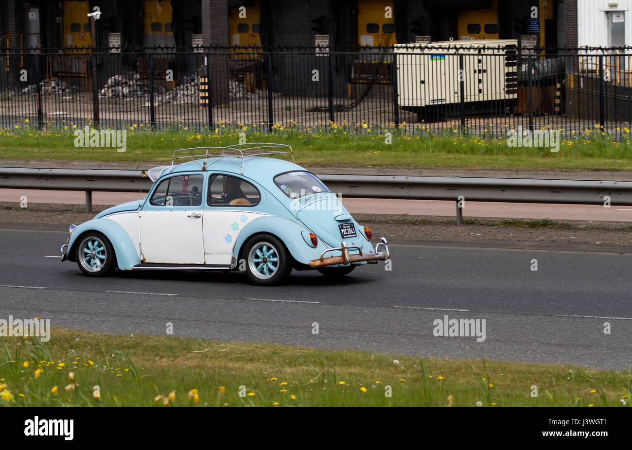 Una J blu e bianca registrazione 1971 VW Beetle auto (con la California un numero di targa) che viaggia lungo la Kingsway West strada a doppia carreggiata a Dundee, Regno Unito Foto Stock