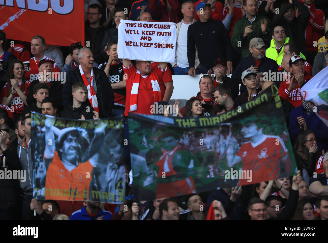 Il Nottingham Forest è un fan durante il cielo di scommessa match del campionato al suolo città di Nottingham. Foto Stock