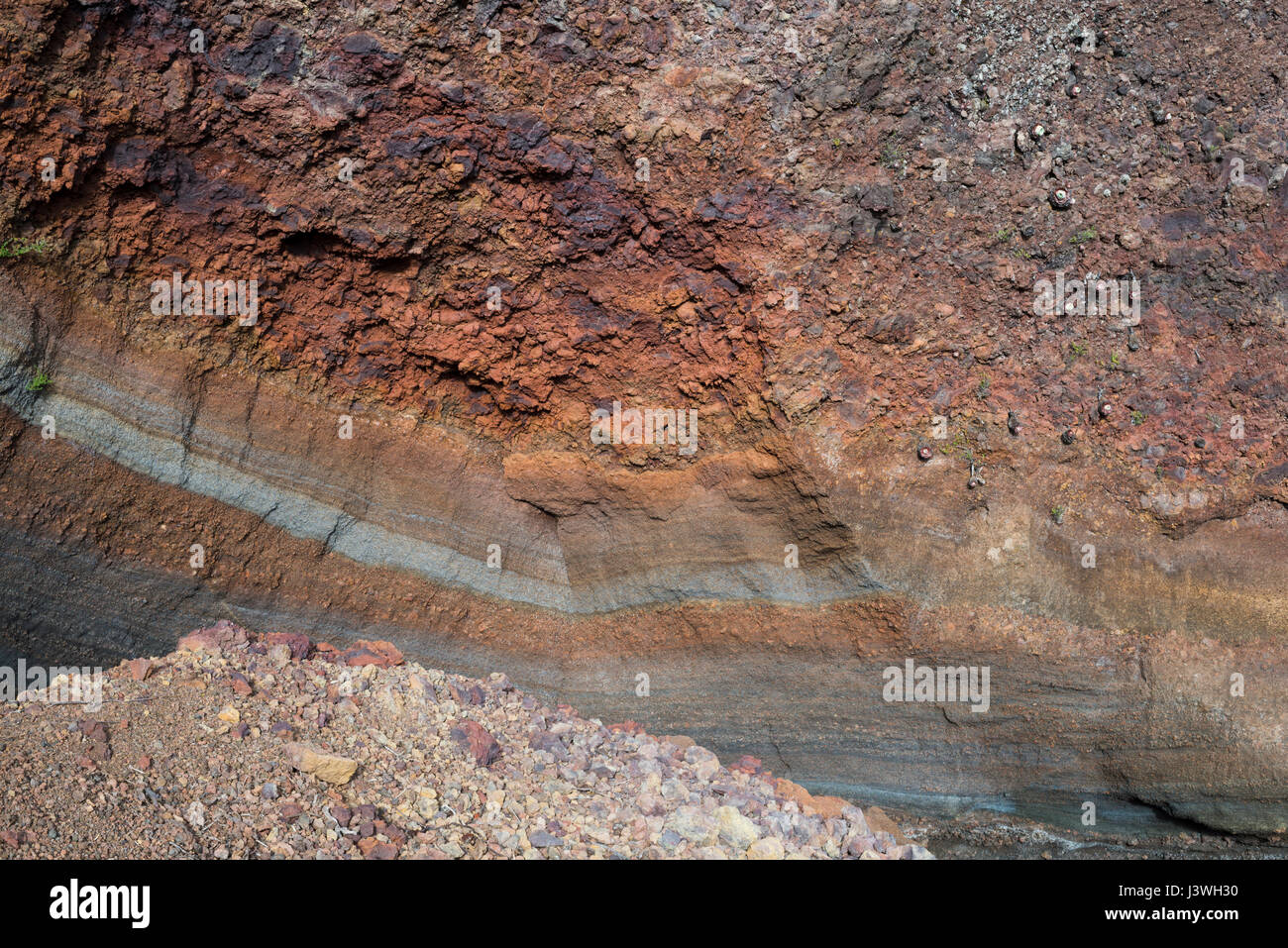 Scorie vulcaniclastiche e depositi di cenere sottili e stratificati in alto sulla scogliera di fuga de Gorreta, El Hierro, Isole Canarie, Spagna Foto Stock