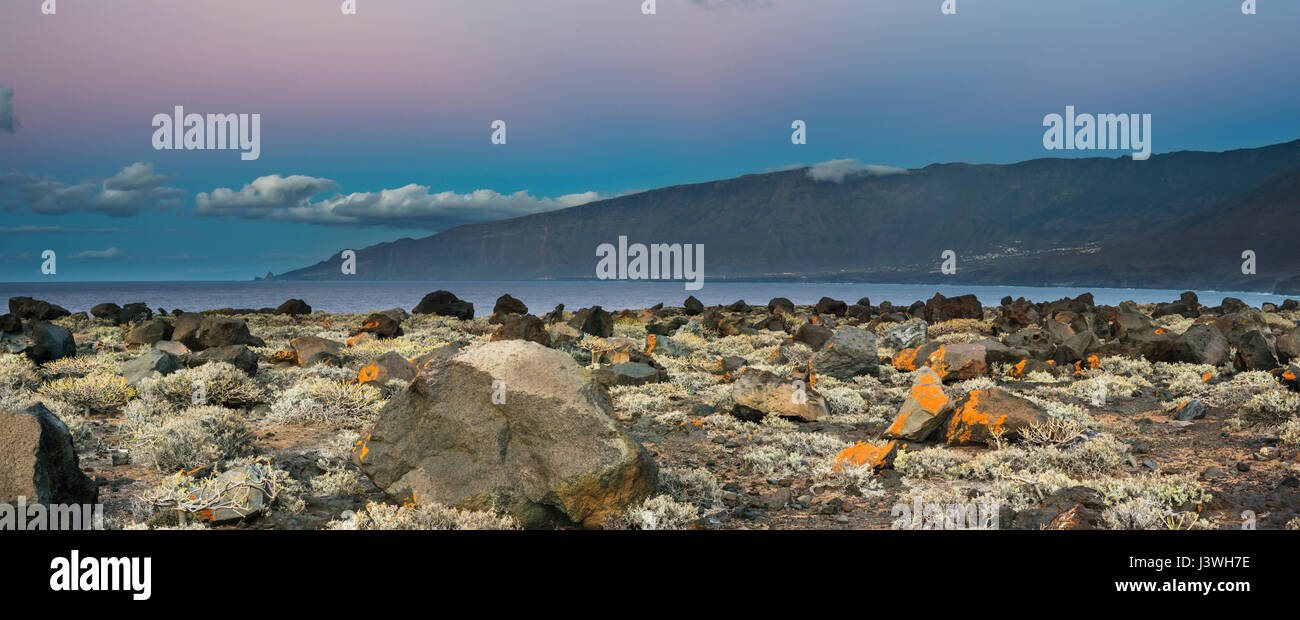 Vista su El Golfo embayment, El Hierro, Isole Canarie, verso il gigante di roccia di Fuga de Gorreta Dal Pozo de la Salud Foto Stock