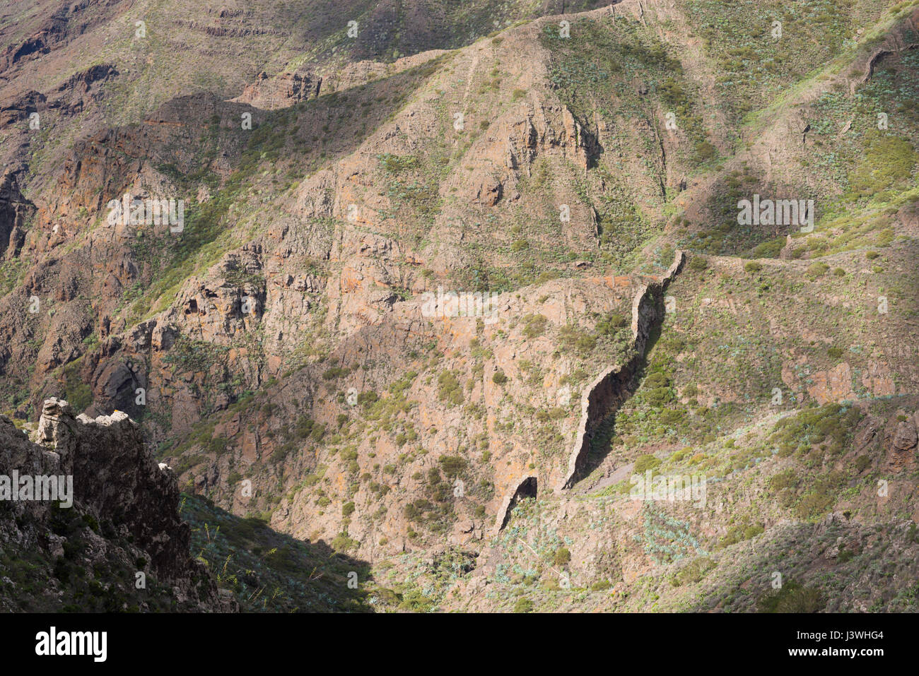 Il paesaggio vulcanico del Teno massiccio in western Tenerife tagliata da numerose foglio-come dighe, meno facilmente erosi di rocce che si introducano Foto Stock