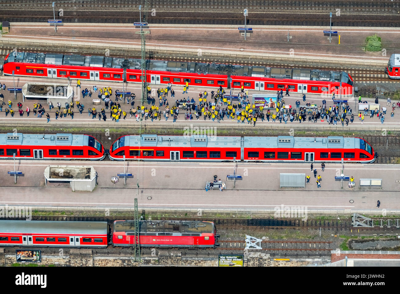 BVB fan sulla stazione ferroviaria S-Bahn, Dortmund stazione principale, rosso S-Bahn, Dortmund, la zona della Ruhr, Renania settentrionale-Vestfalia, Germania,BVB-Fans auf dem S-Bahnbahnste Foto Stock