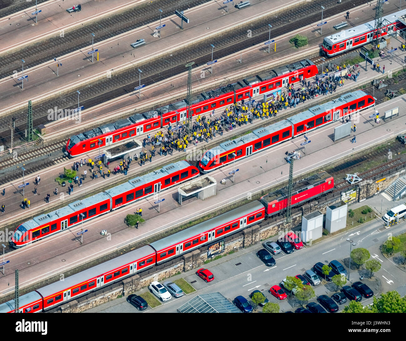 BVB fan sulla stazione ferroviaria S-Bahn, Dortmund stazione principale, rosso S-Bahn, Dortmund, la zona della Ruhr, Renania settentrionale-Vestfalia, Germania,BVB-Fans auf dem S-Bahnbahnste Foto Stock