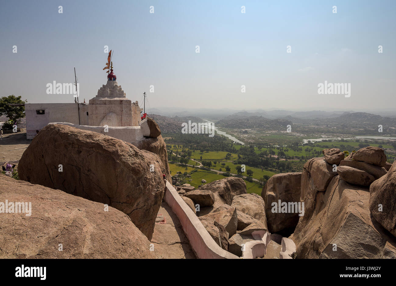 Vista dalle colline Anjaneya in Hampi, Karnataka, India. Villaggio di Hampi visto in background. Foto Stock