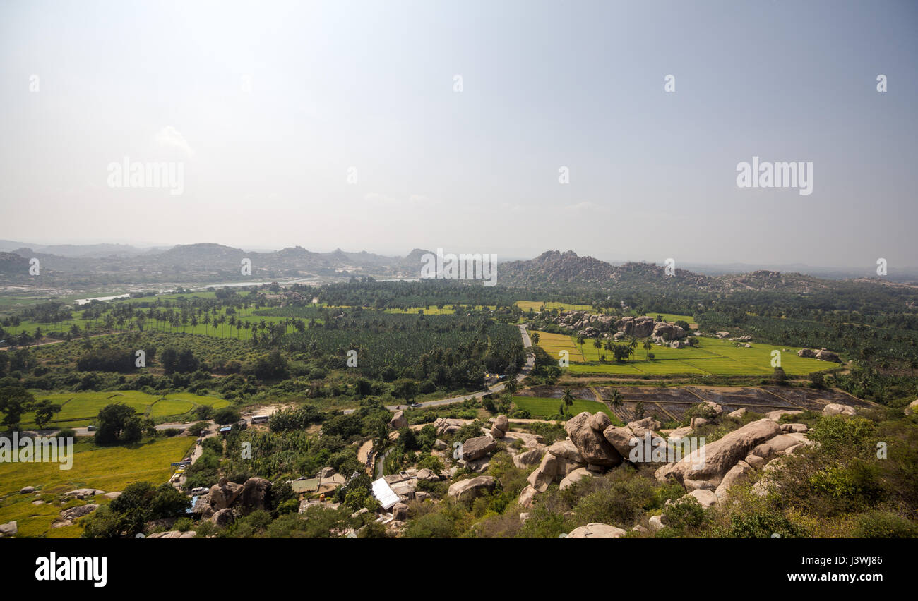 Vista dalle colline Anjaneya in Hampi, Karnataka, India. Villaggio di Hampi visto in background. Foto Stock