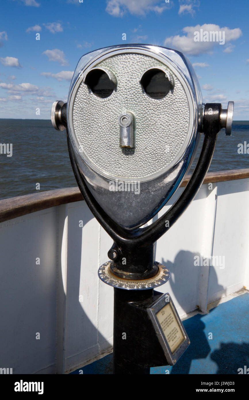 Close up di un pay per view telescopio su un traghetto observation deck come attraversa la baia di Chesapeake in una giornata di sole Foto Stock